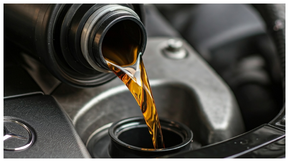 <p>Líquido de un carro de lujo Mercedes-Benz</p>