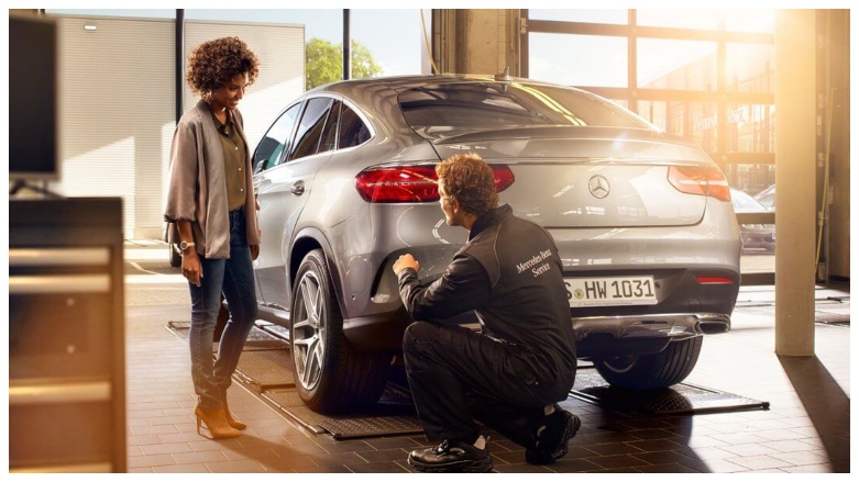 <p>Usuario de vehículo Mercedes-Benz recibiendo atención de mantenimiento a vehículo</p>