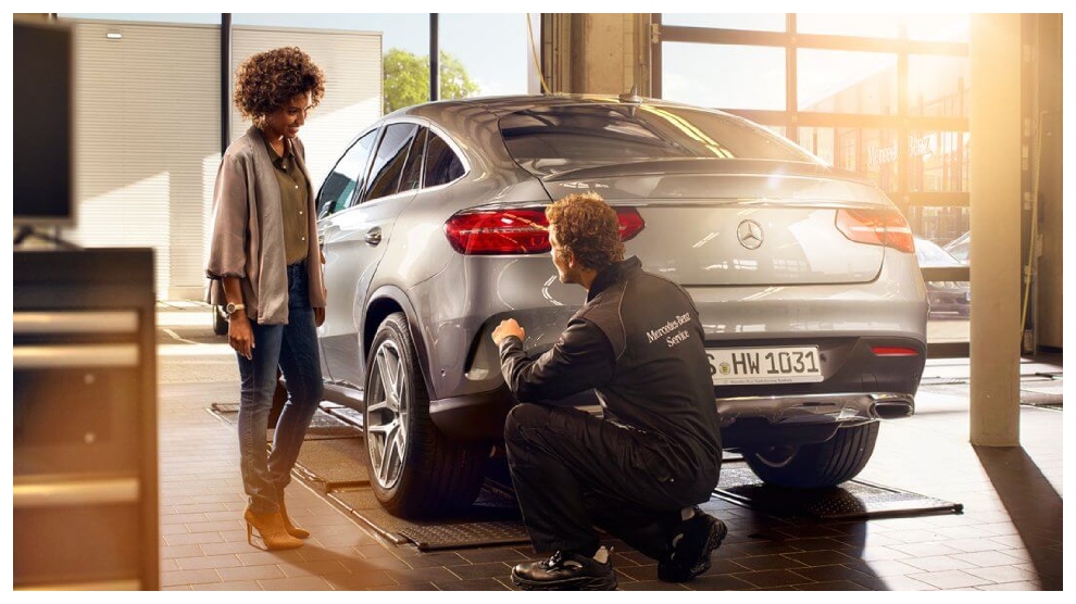 <p>Usuario de vehículo Mercedes-Benz recibiendo atención de mantenimiento a vehículo</p>