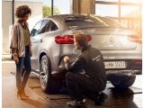 <p>Usuario de vehículo Mercedes-Benz recibiendo atención de mantenimiento a vehículo</p>