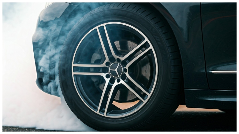 Neumatico delantero Mercedes Benz derrapando 