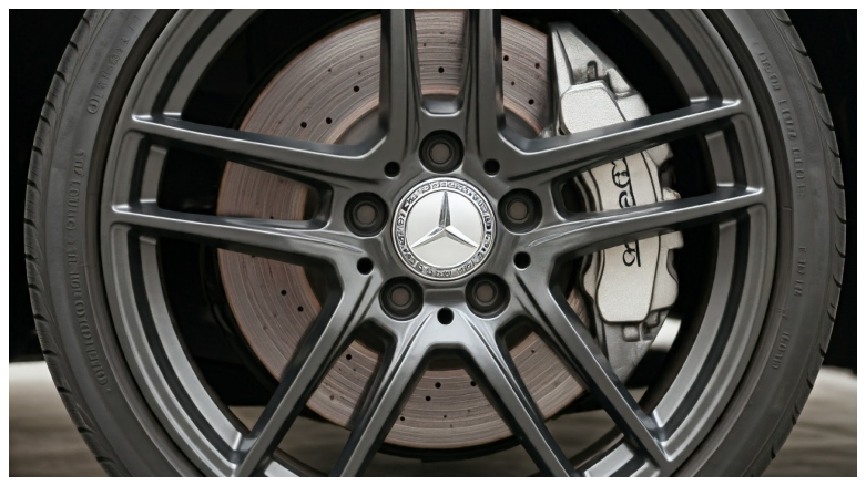 Vista cercana de neumatico de vehiculos Mercedes Benz con disco y frenos ABS