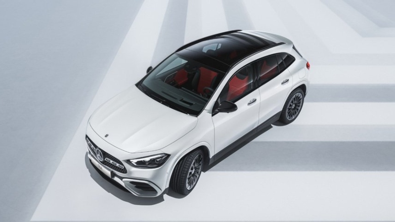 Vista superior de Mercedes Benz GLA SUV color blanco.