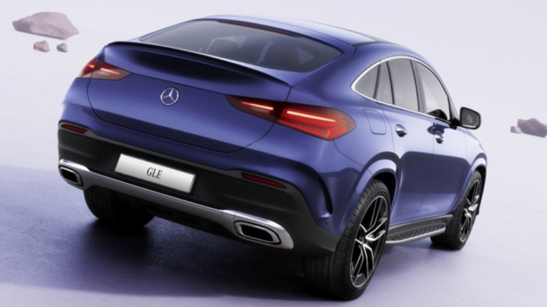 <p>Mercedes-Benz GLE Coupe color azul conducido por desierto blanco.</p>