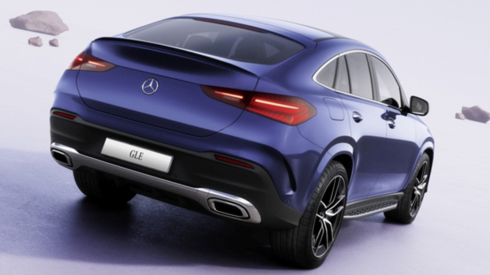 <p>Mercedes-Benz GLE Coupe color azul conducido por desierto blanco.</p>