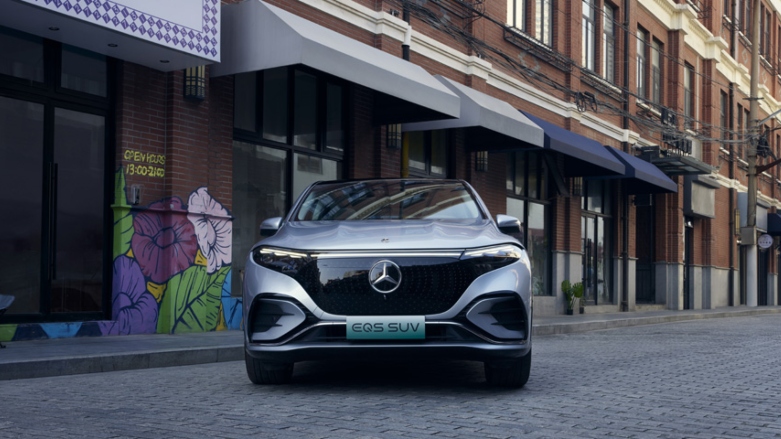 Vista frontal de Mercedes Benz EQS color gris estacionada en calles de la ciudad.