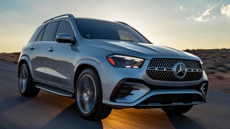 Mercedes Benz GLE color gris con sistema 4Matic conducida sobre autopista en desierto.