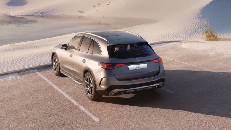 Vista trasera de Mercedes Benz GLC con sistema 4matic estacionada en desierto blanco.