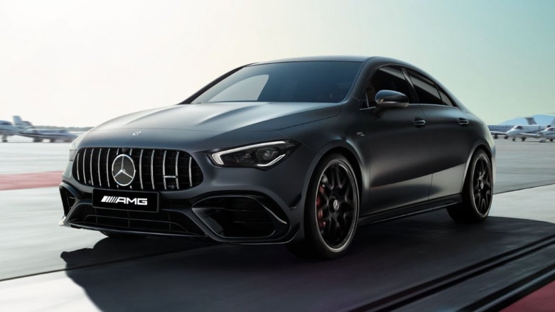 Vista delantera de parrilla de lujo de Mercedes-AMG CLA Coupé color gris siendo conducido en pista de aterrizaje de aviones.