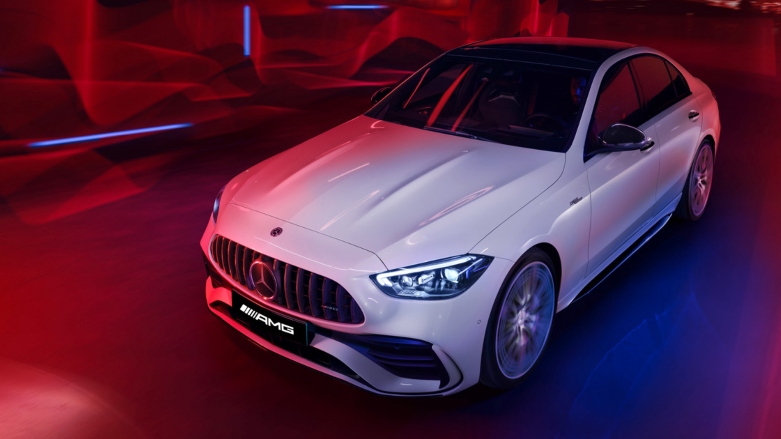 <p>Vista frontal de Mercedes-AMG clase C color blanco siendo conducido entre ondas rojas.</p>