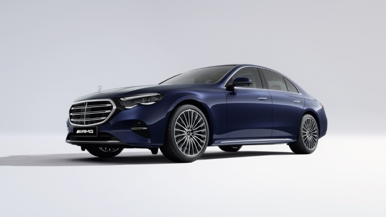 Vista delantera izquierda de auto de lujo Mercedes-Benz Clase E color azul.