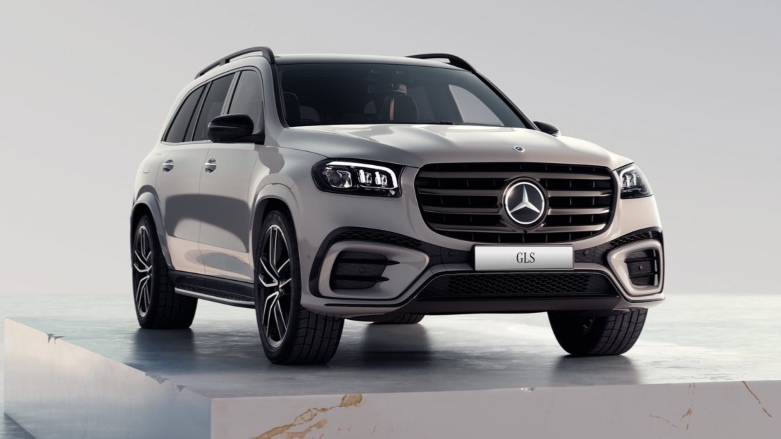 Vista delantera de camioneta de lujo Mercedes-Benz GLS color blanca.