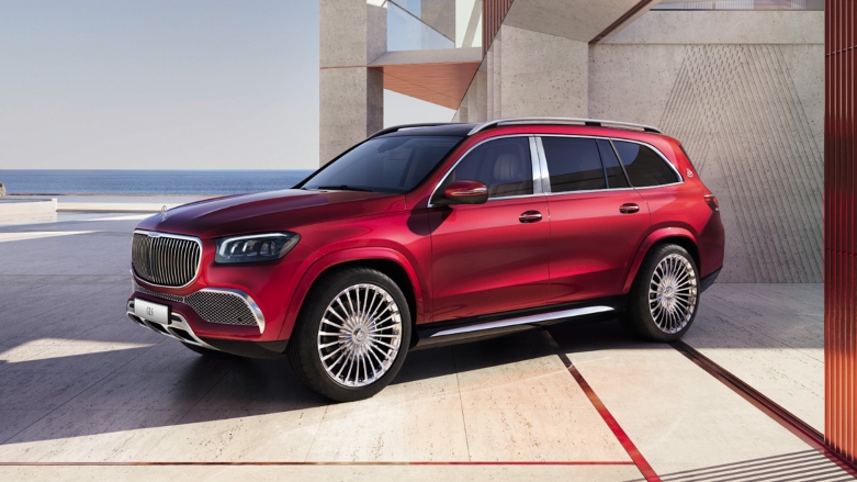 Vehículo de alta gama Mercedes-Maybach GLS color rojo estacionada en mansión de lujo.