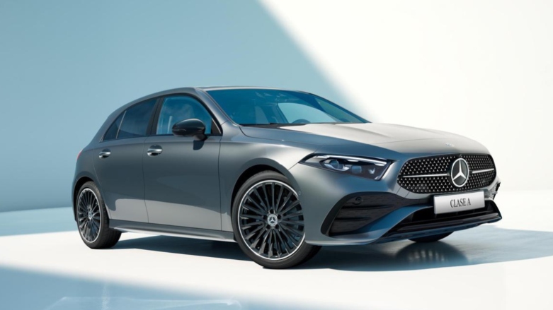 Vista delantera izquierda de auto Hatchback Mercedes-Benz Clase A color gris.