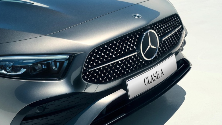 <p>Vista de parrilla frontal de Mercedes-Benz Clase A Hatchback color gris.</p>