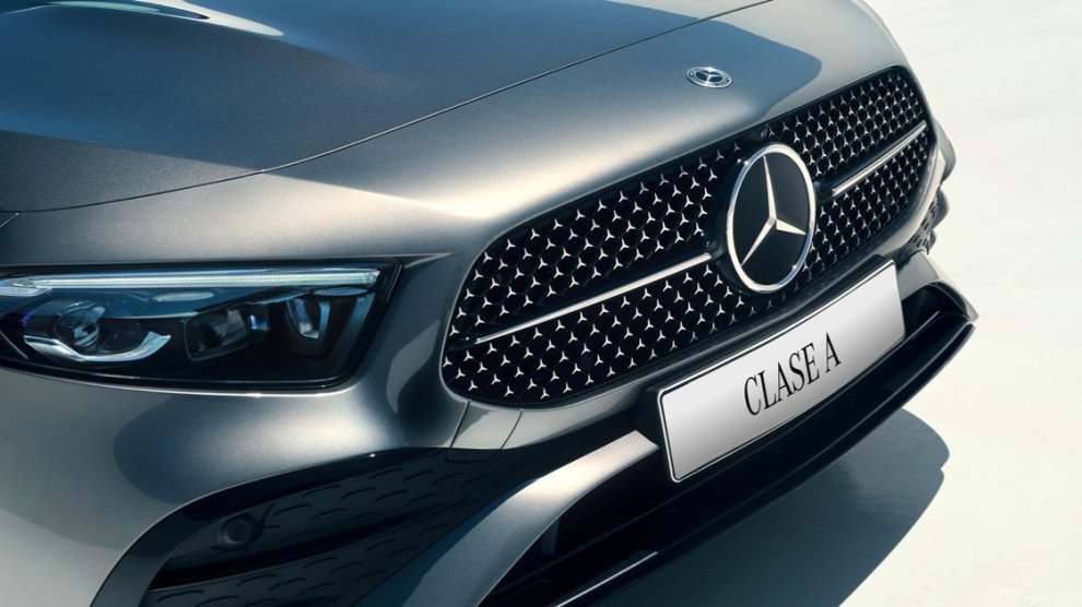 <p>Vista de parrilla frontal de Mercedes-Benz Clase A Hatchback color gris.</p>