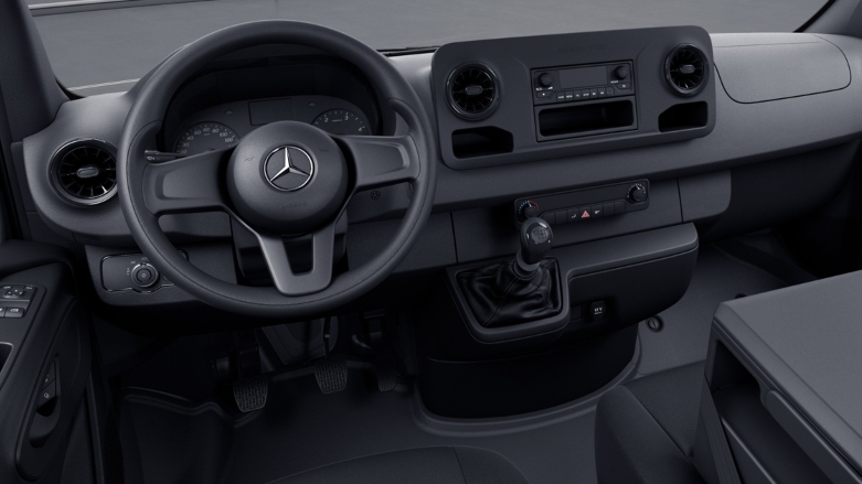Vista interior de van de lujo Mercedes-Benz Sprinter con muestra del tablero desde el asiento del conductor.