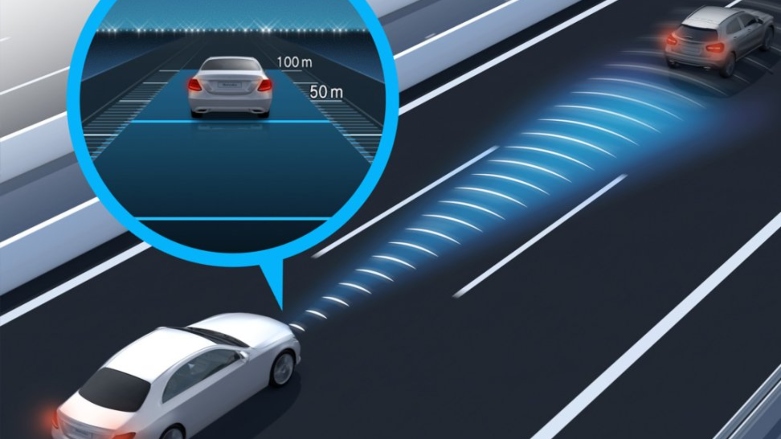 Muestra del asistente activo de distancia Distronic Mercedes-Benz.
